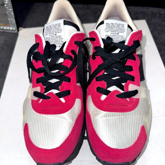 Nike Tennis Shoes. - Picture 3 of 8